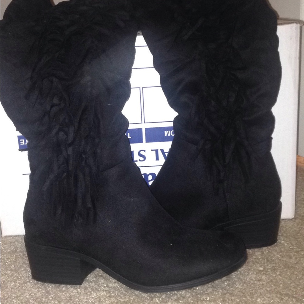 NWOT Black fringe boots